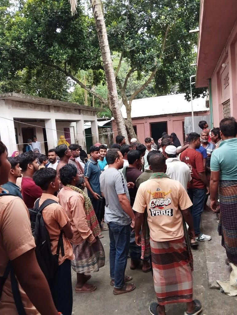 ছবি: অভিযুক্ত মাদ্রাসা শিক্ষক আশিকুল্লাহ ও মাদ্রাসা ঘিরে রাখা অবস্থায় উত্তেজিত জনতা।
